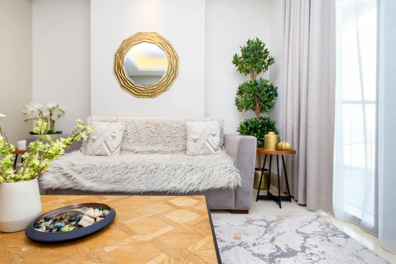 Bespoke Holiday Homes - Palm Jumeirah- 2 Bedroom Sea View With Pool & Beach Access, The 8 Dubaï